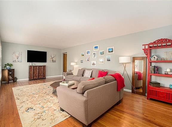 3rd image of 604 E 90th St