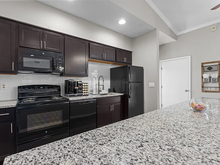 Encino Park Apartments — Photo 9