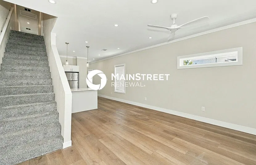 1057 E Oleander St — Photo 2