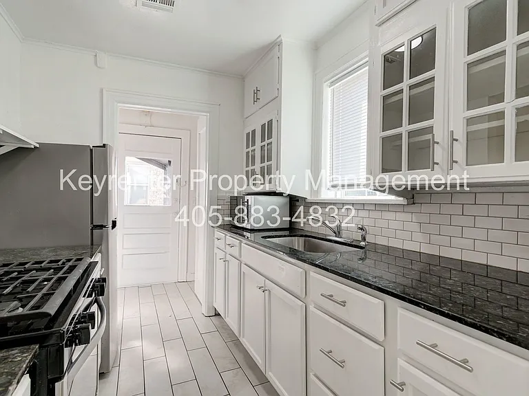 N Gatewood Ave Duplex — Photo 18