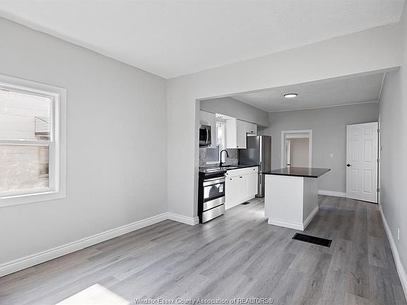 4th image of 1089 Wellington Ave