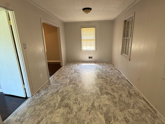 3rd image of 1722 Carousel Cir