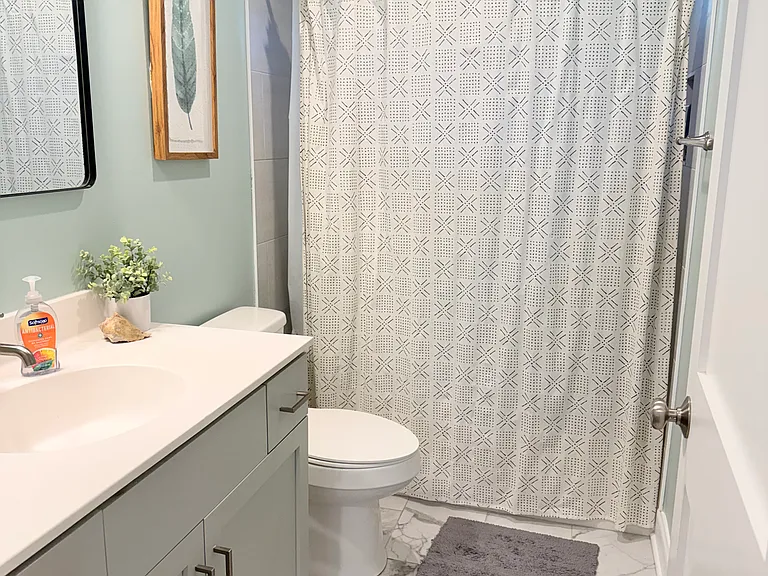 Upstairs 2nd bath room