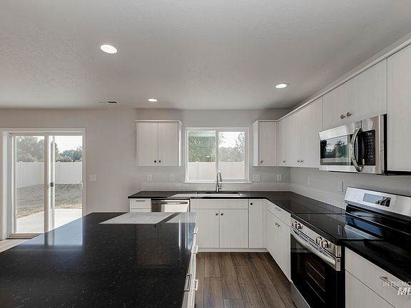 5th image of 710 S Blackfoot Ave