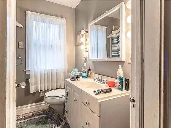 3rd image of 3925 Bailey Ave #3