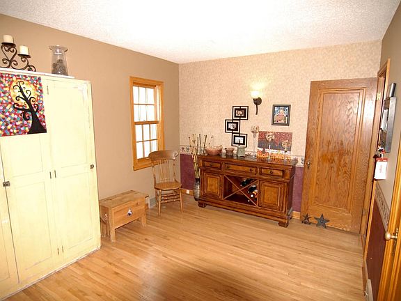 4th image of 302 S 8th St