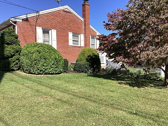 3rd image of 209 E 3rd St