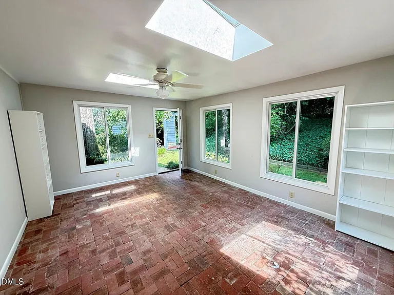 2667 Davis St — Photo 17
