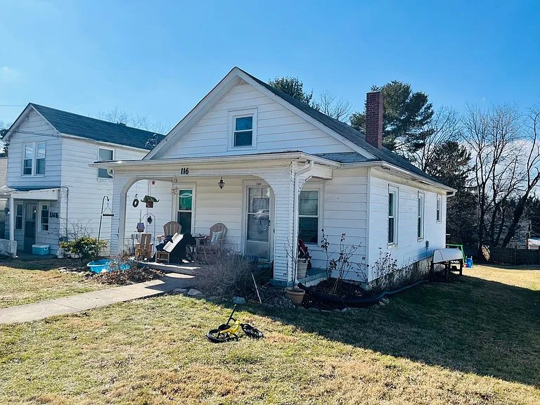 116 Lester St — Photo 1