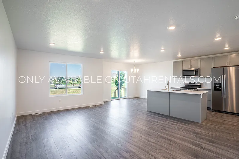 3 bed, 2.0 bath, 2300 sqft, $1,850 — Photo 2