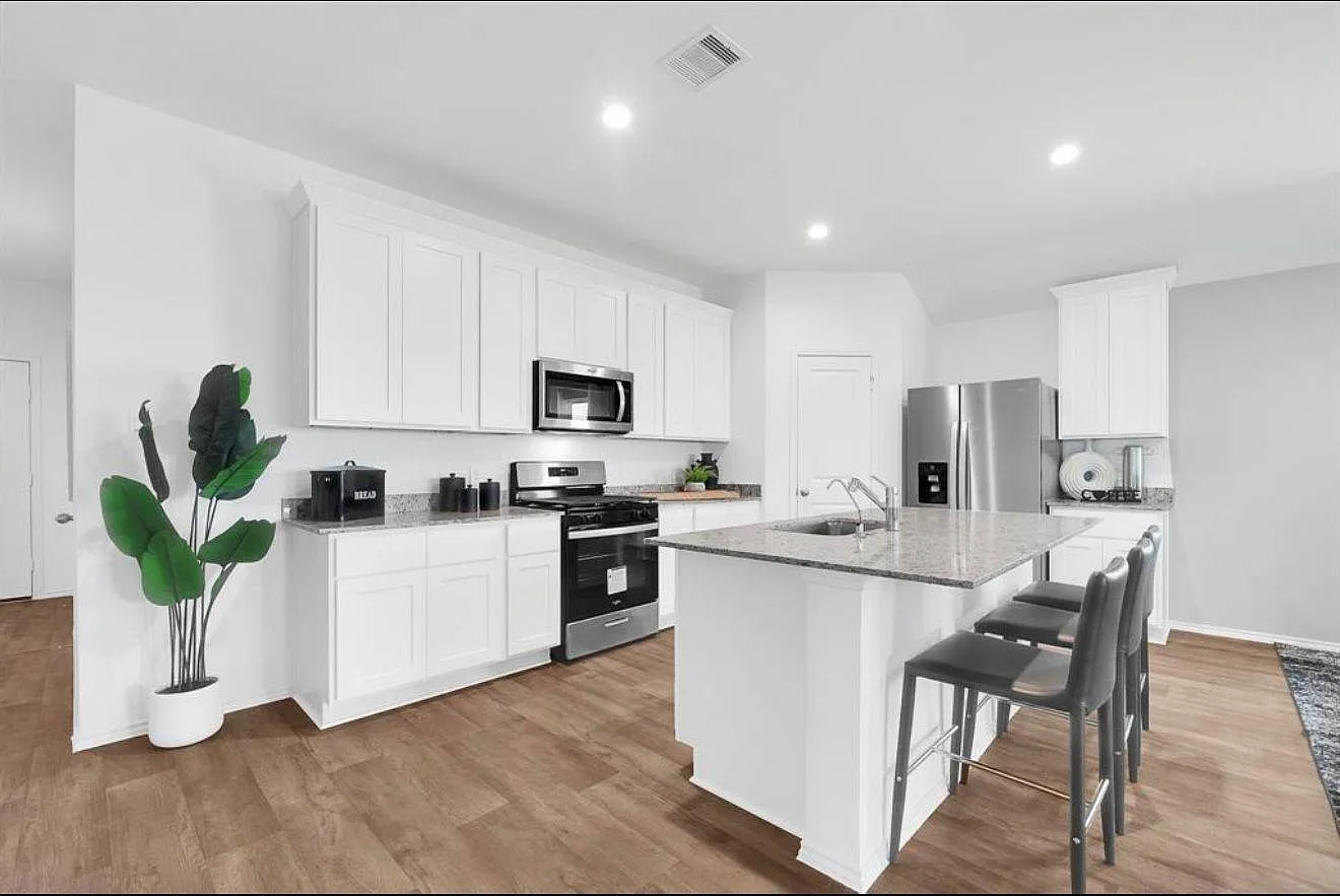 4 bed, 2.0 bath, 1802 sqft, $2,300 — Photo 4