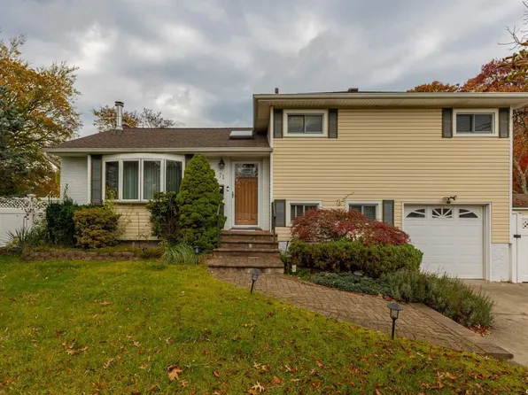 71 Thoreau Road, North Babylon, NY 11703