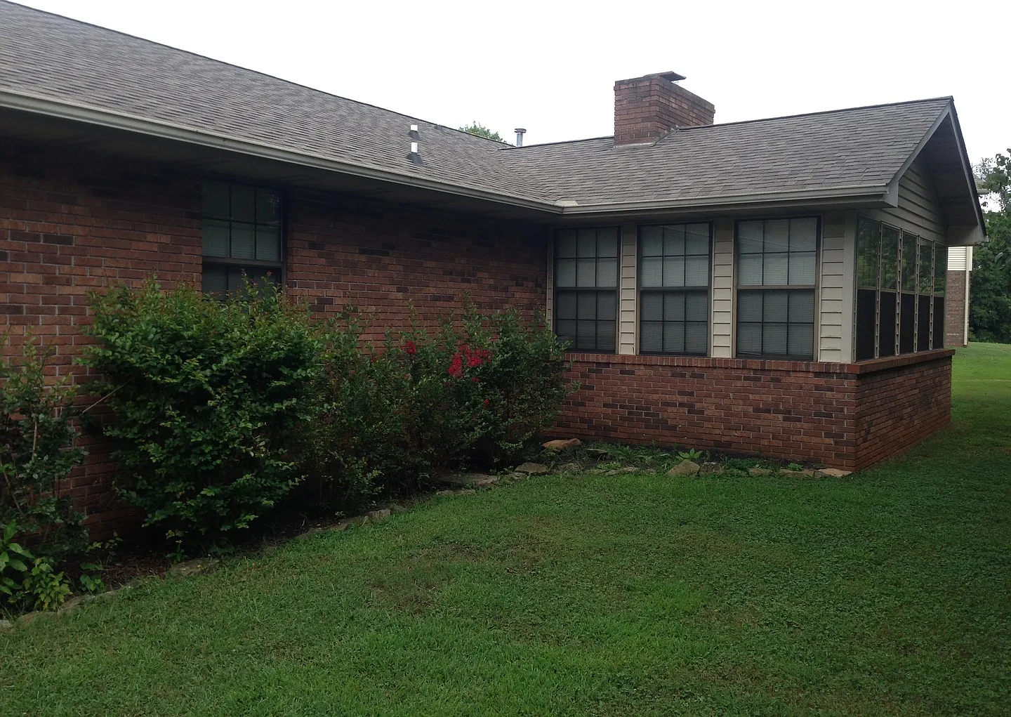 City of Maryville, 3 bedroom, 2 car garage, freshly painted, LVP flooring throughout — Photo 3