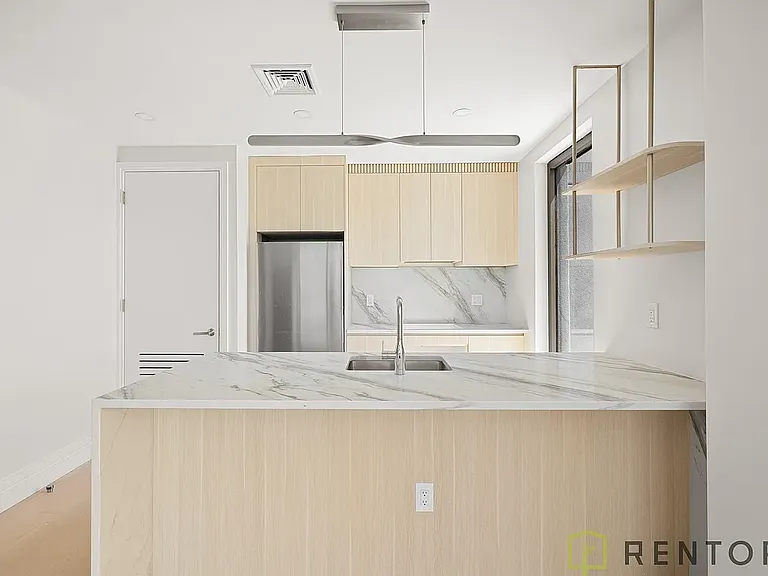 960 Franklin Ave #443 — Photo 7