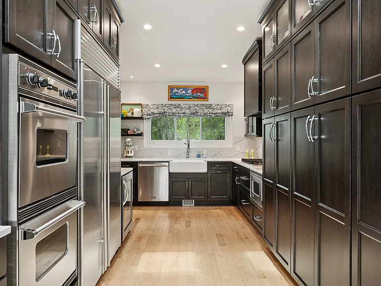 90 Bay St — Photo 13