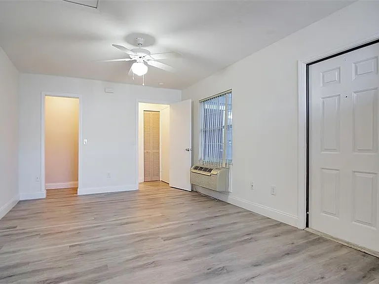 526 Caribbean Dr — Photo 4