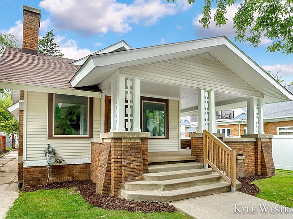2nd image of 1047 Fremont Ave NW