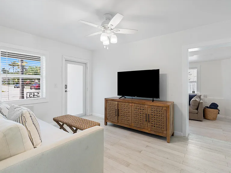 543 NE 3rd Ave — Photo 8