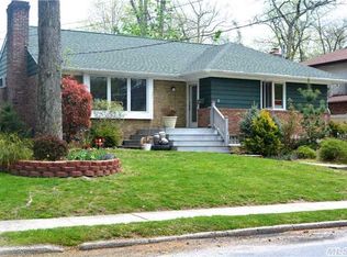 5 Station Rd, Great Neck, NY 11023