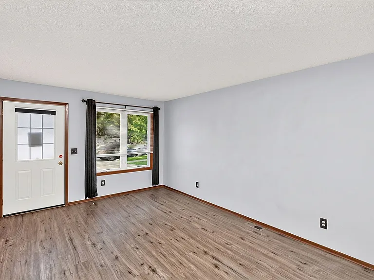 1614 NW Applewood St — Photo 2