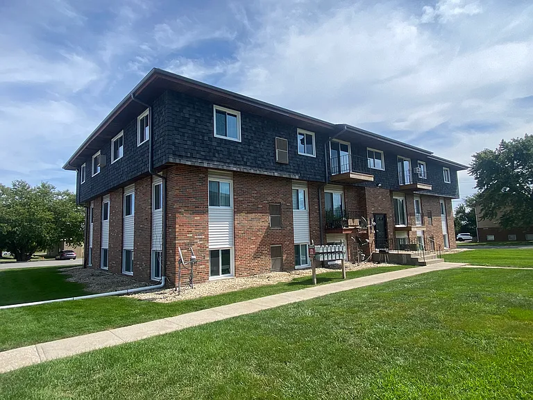 Crestwood Apartments — Photo 9