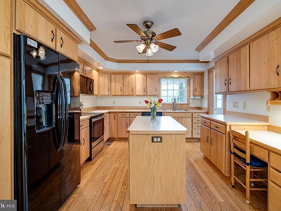 4th image of 210 Manor Dr