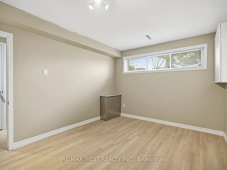 6 Marshall Blvd #BASEMENT — Photo 8