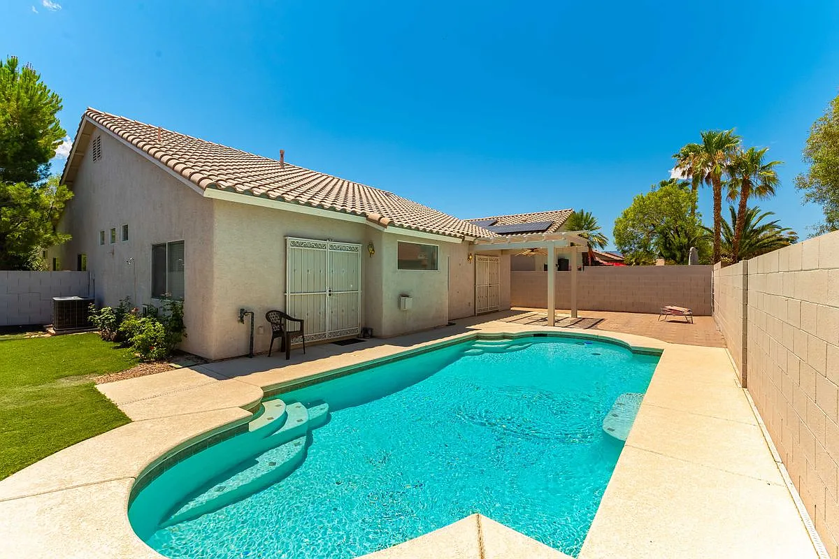 4 bed, 2.0 bath, 1899 sqft, $2,950 — Photo 2