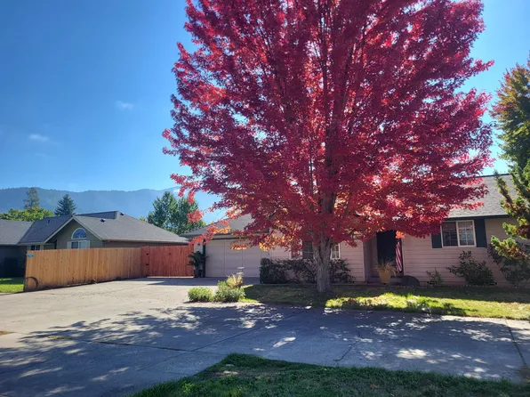 1841 Cloverlawn Dr, Grants Pass, OR 97527