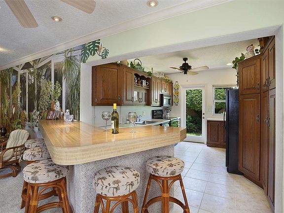 5th image of 517 Coconut Isle Dr
