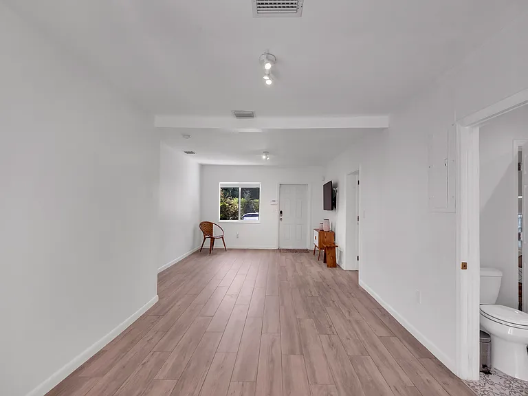 565 NW 49th St — Photo 10