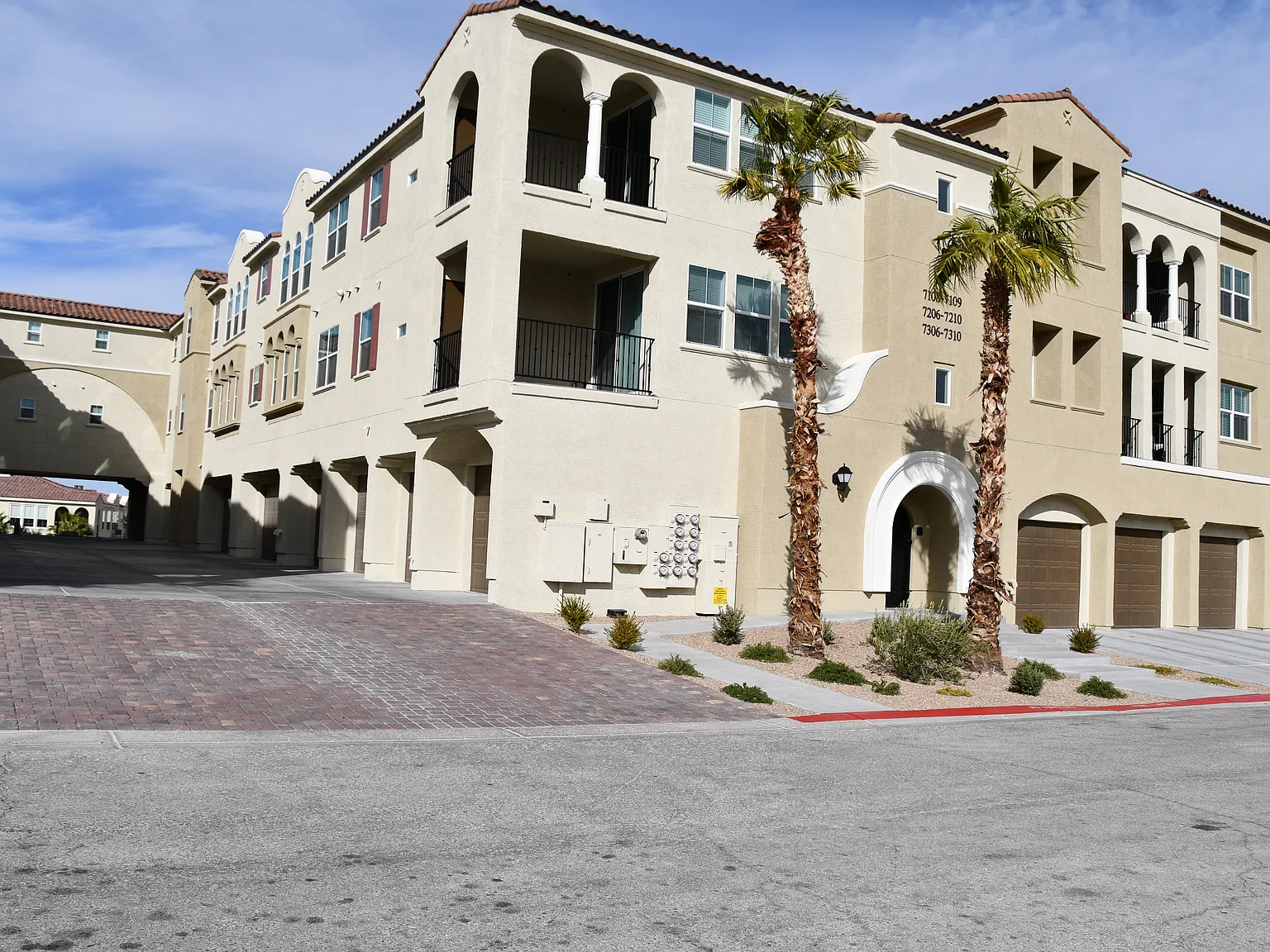 2 bed, 1736 sqft, $2,195 — Photo 1
