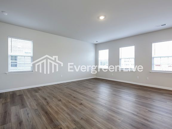 4th image of 404 Lees Corner Ln