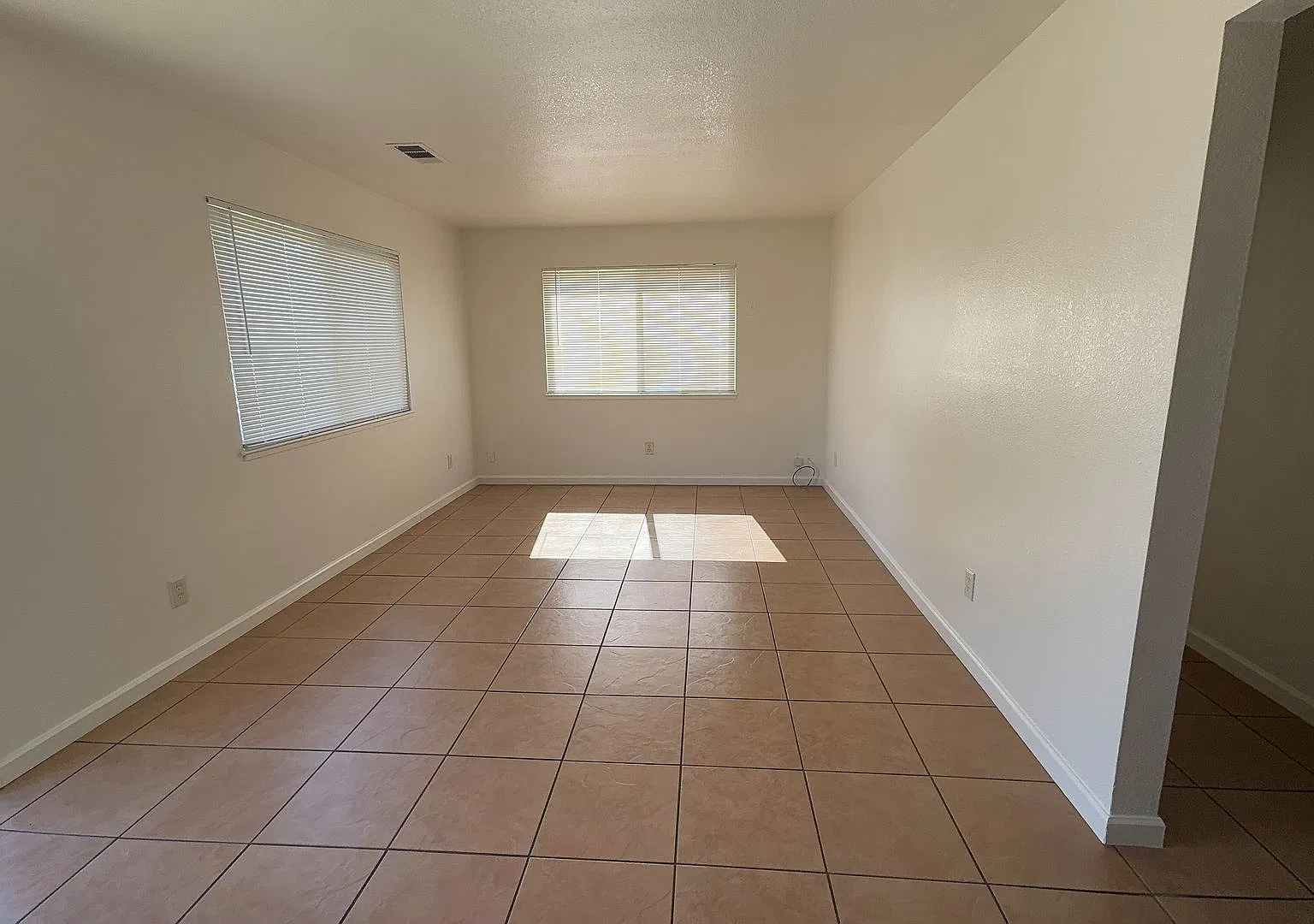 Oakdale-2 bedroom/1 bath Apartment — Photo 2