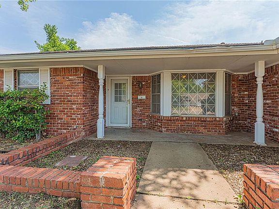 4th image of 420 SW 63rd Pl