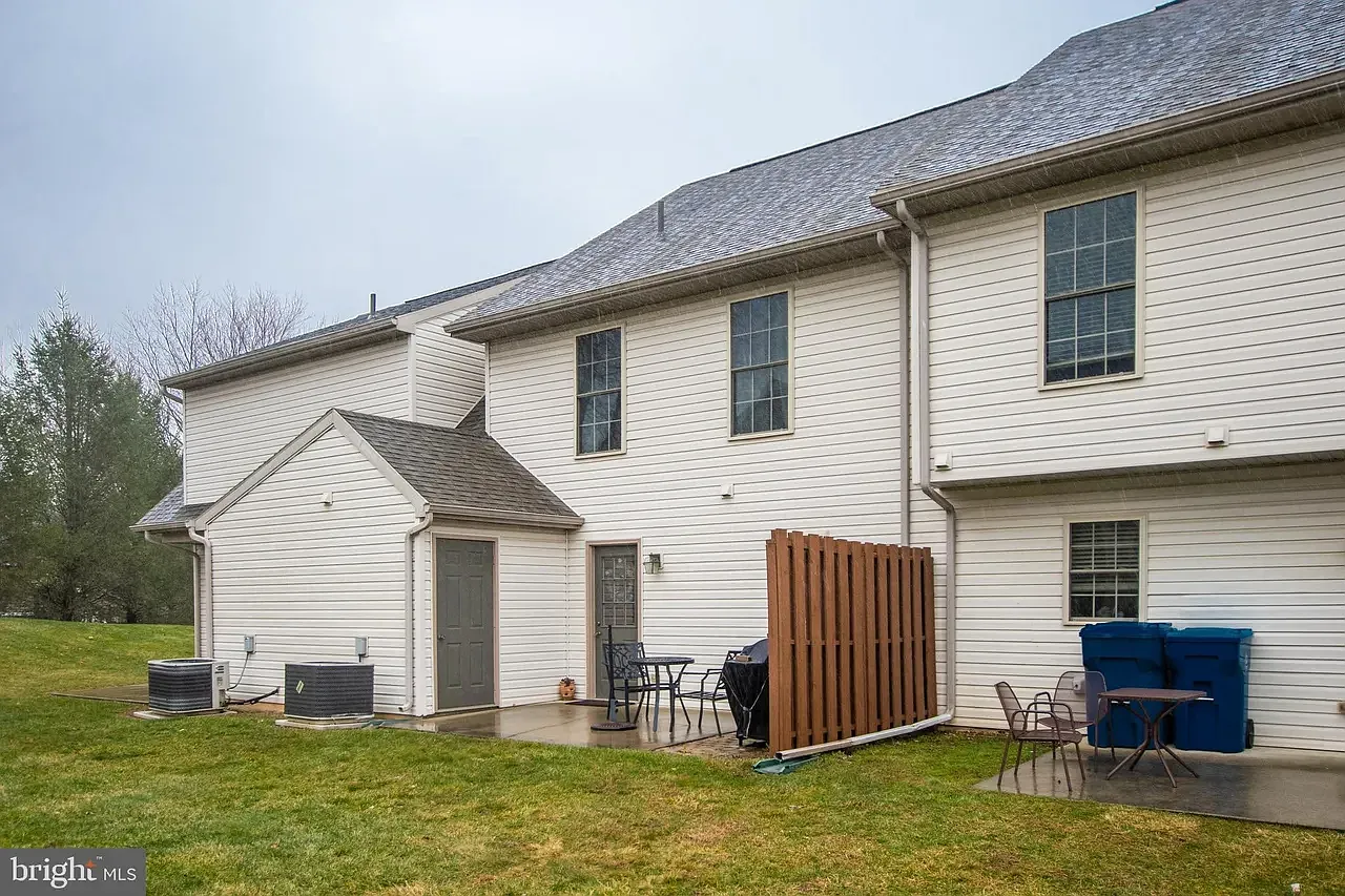 2 bed, 1320 sqft, $1,500 — Photo 2