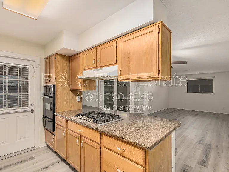 1136 W 12th St — Photo 13