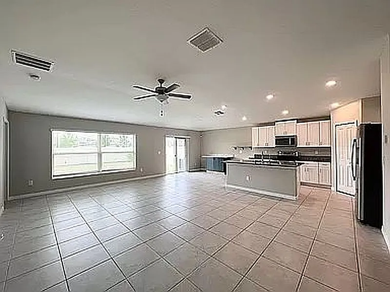Building Photo - Paradise Island Ct