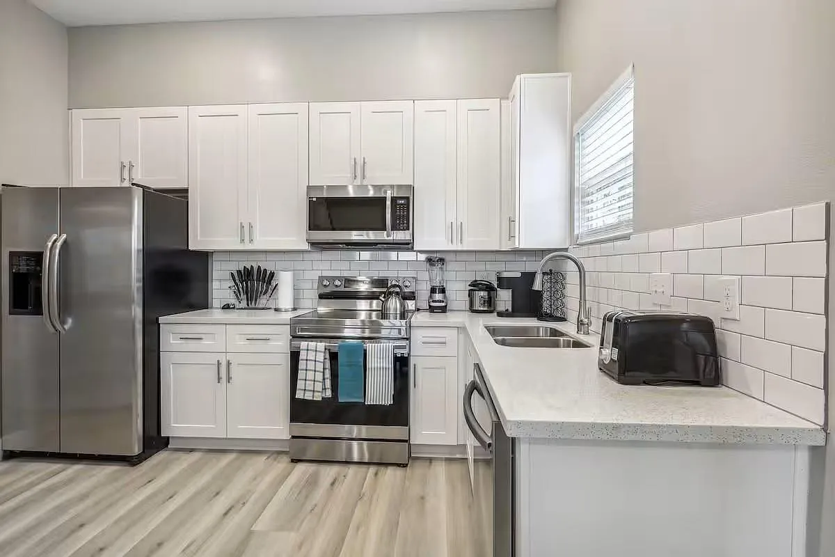 3 bed, 3.0 bath, 1475 sqft, $2,100 — Photo 4