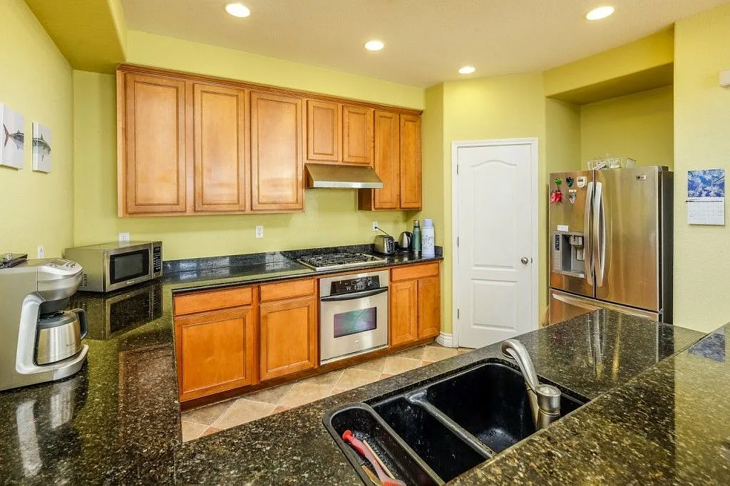 Gorgeous 3/2.5 With Office And Bonus Room (Please Read Entire Ad Before Requesting A Viewing). — Photo 3