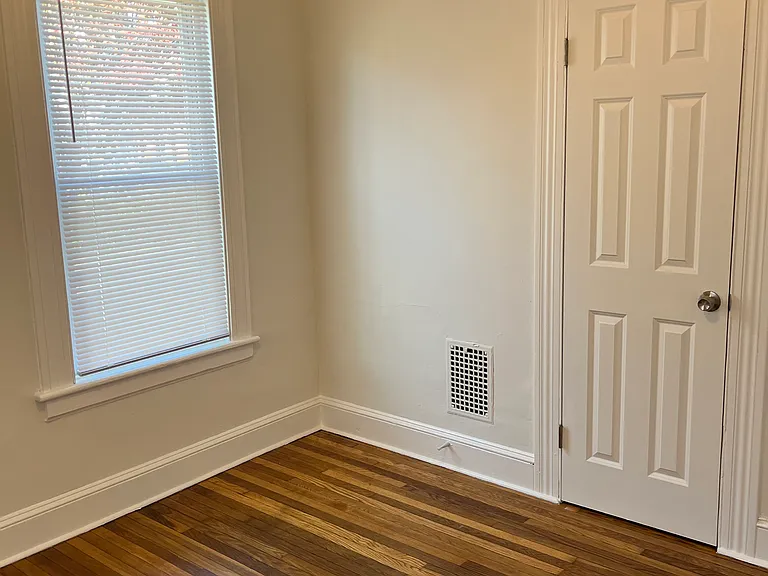 85 Kings Hwy E — Photo 11