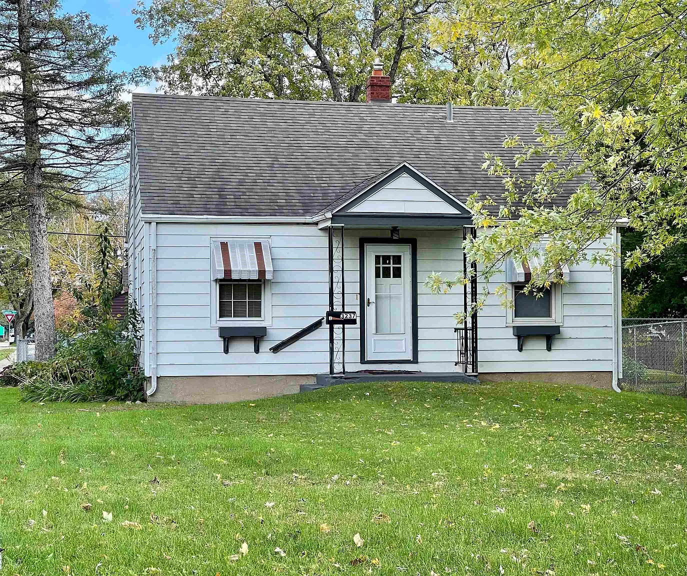 3237 Ruth St photo 1