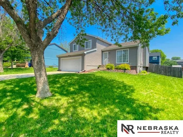 203 Sea Pines Dr, Papillion, NE 68133