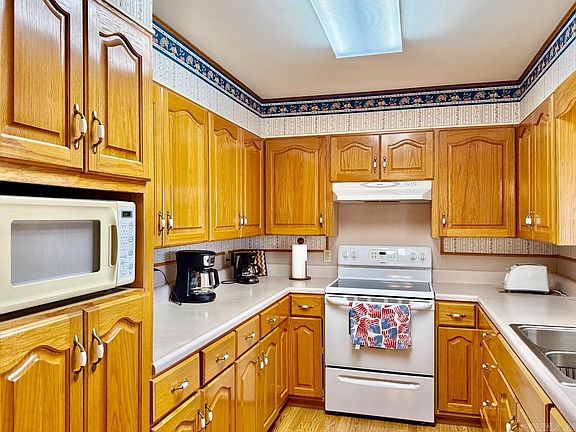 5th image of 203 Pine Bluff St