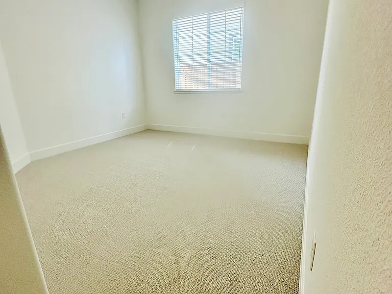 527 E Fiorino St — Photo 13