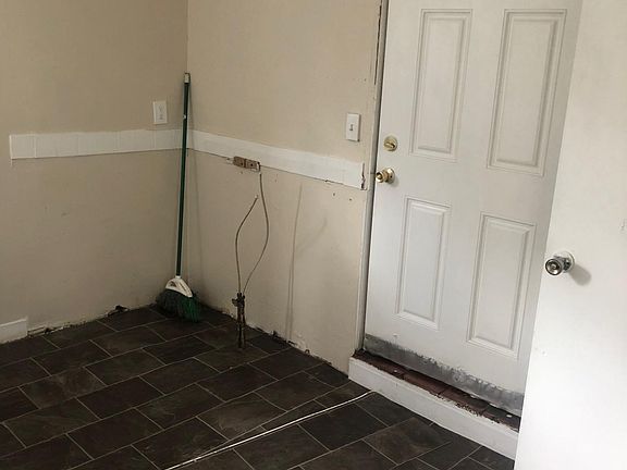 4th image of 553 W Utica St APT 2