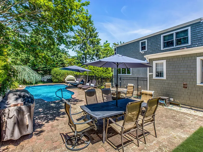 345 Colonial Rd — Photo 37