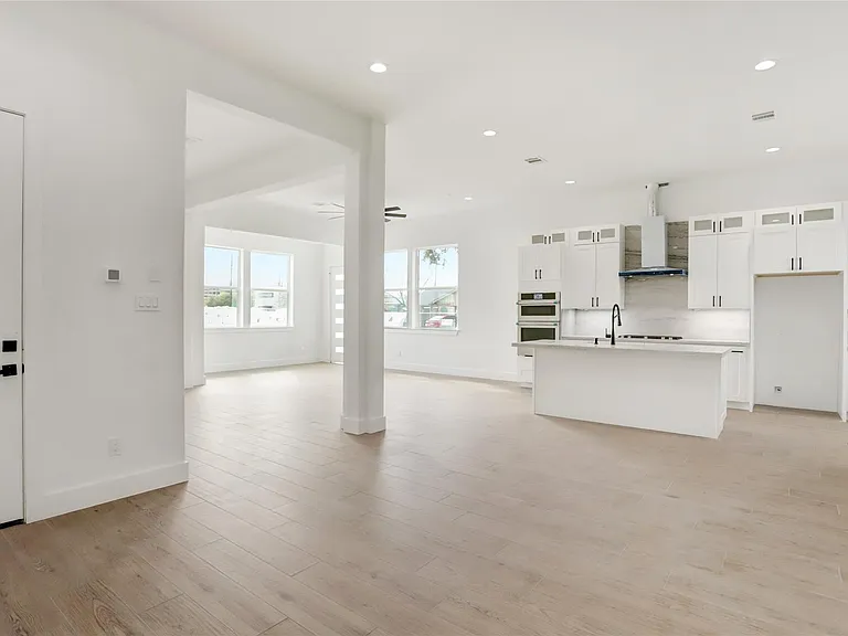 6816 Hartland Ave — Photo 16