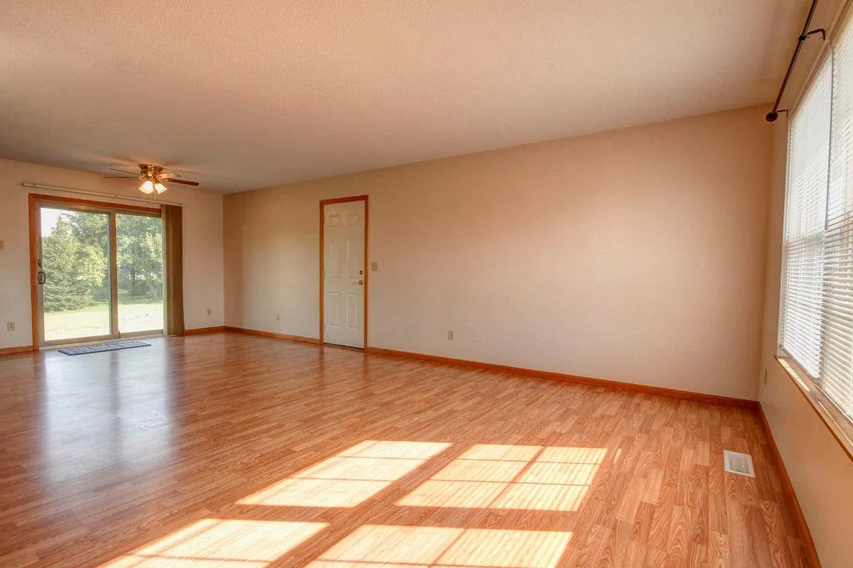 3 bed, 1.5 bath, 1040 sqft, $1,500 — Photo 2
