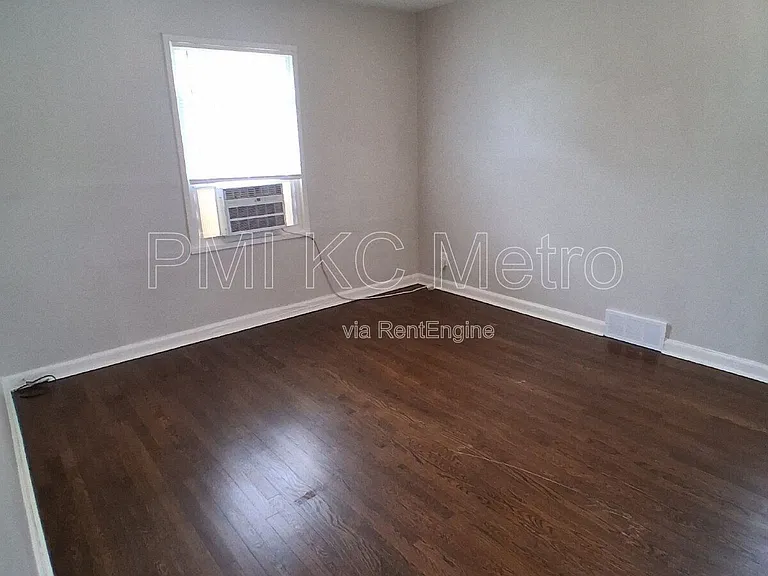 9548 Charlotte St — Photo 16
